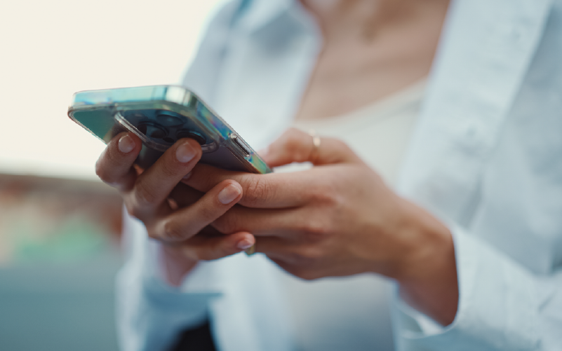 Persona che utilizza uno smartphone, simbolo dell'attenzione come nuova valuta del digital advertising e dell'economia dell'attenzione