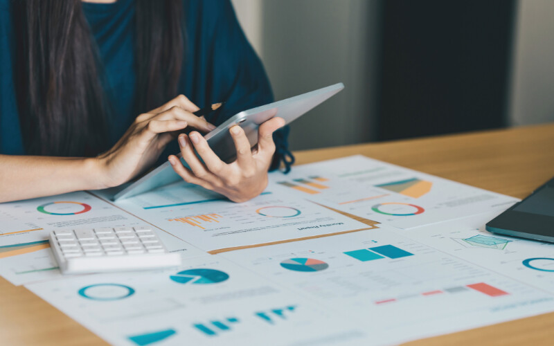 Analisi dei dati di TikTok in Italia: una persona utilizza un tablet per studiare grafici e report statistici sulla diffusione dei social media.
